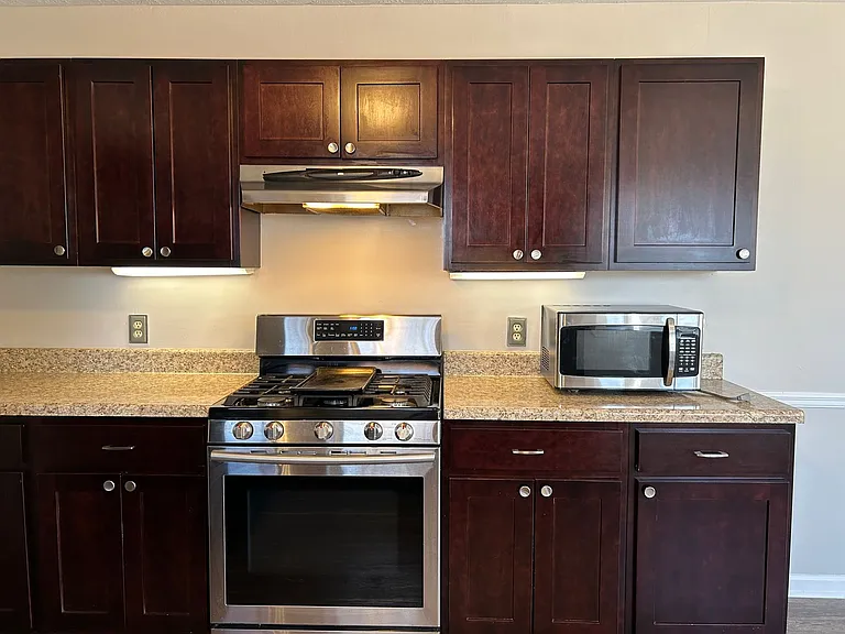 901 Locke Dr — Photo 4