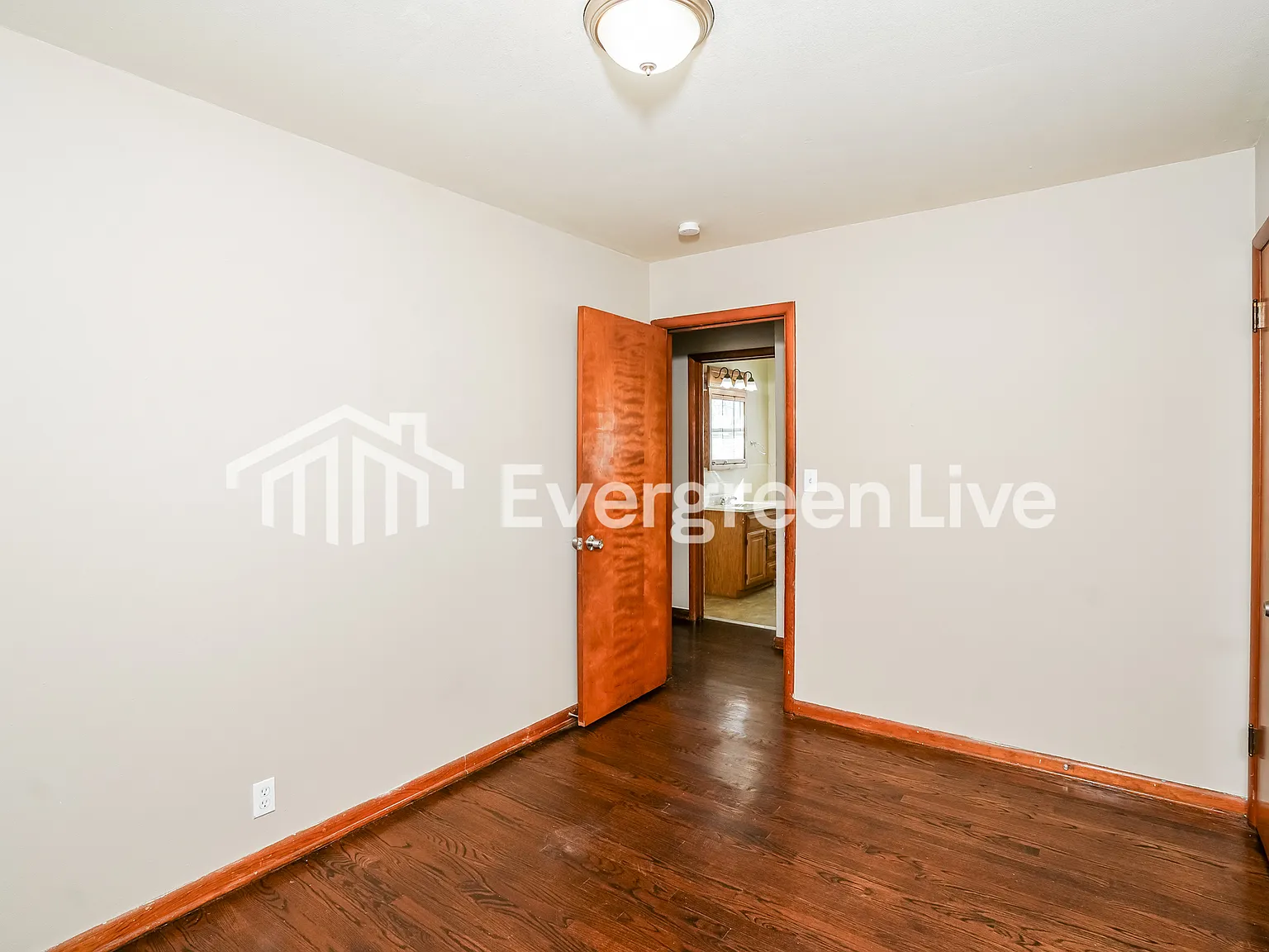 3 bed, 1.0 bath, 950 sqft, $1,745 — Photo 3