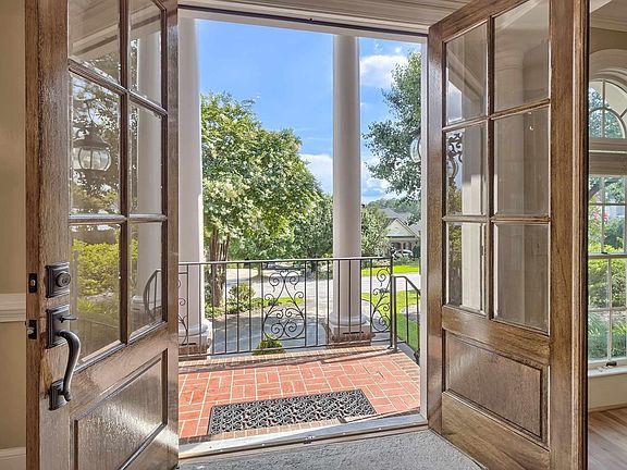 4th image of 408 Oak Brook Dr