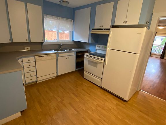 2nd image of 902 Garrison St NE