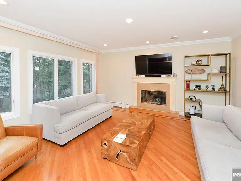 1056 Edgewood Ln — Photo 11