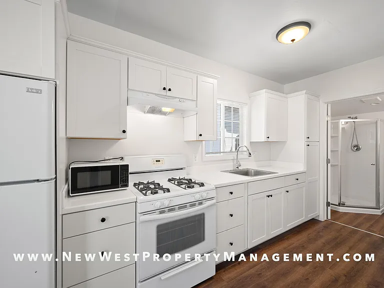 1043 Sampson St #A — Photo 12