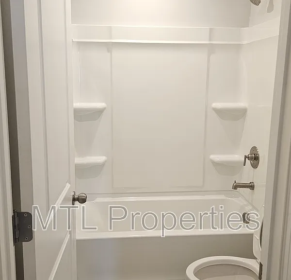 195 Bezelle Ave — Photo 16
