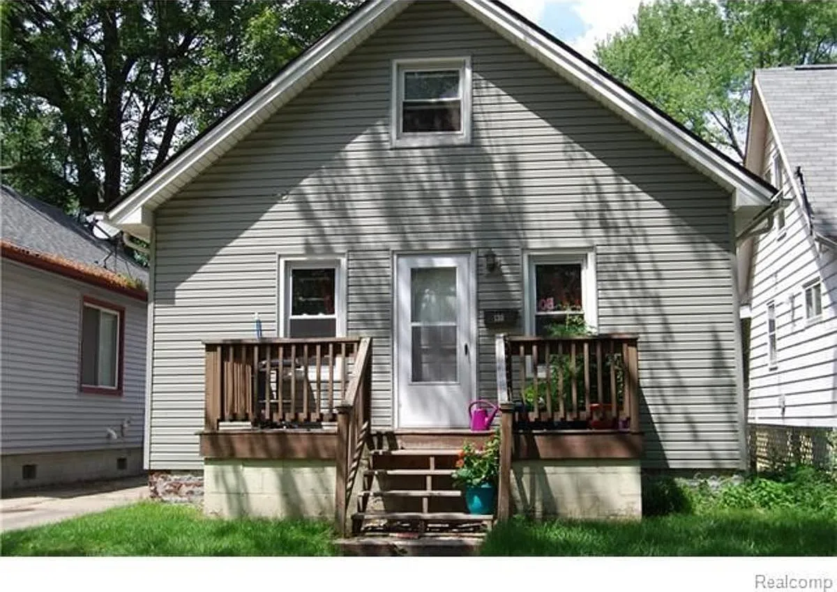 3 bed, 993 sqft, $1,350 — Photo 1