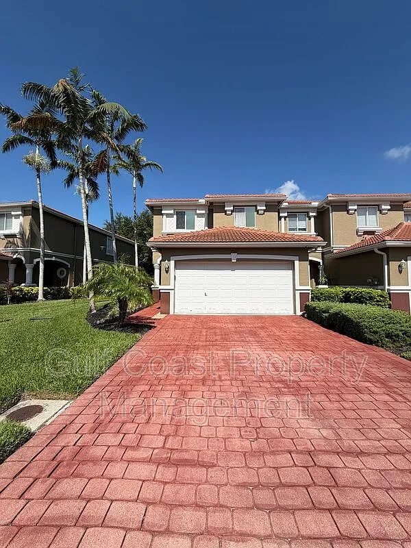 3 bed, 2.5 bath, 1938 sqft, $2,500 — Photo 2