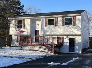 6573 Royal Pkwy S, Lockport, NY 14094