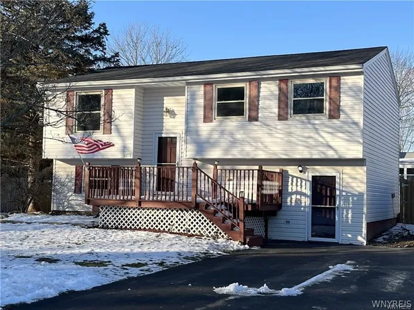 6573 Royal Pkwy S, Lockport, NY 14094