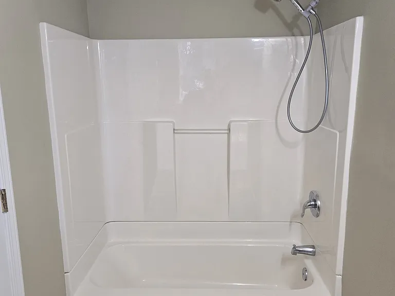 Full bathroom 1 of 2