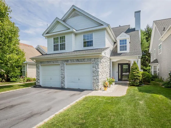 6 Ethan Circle #6, Middle Island, NY 11953