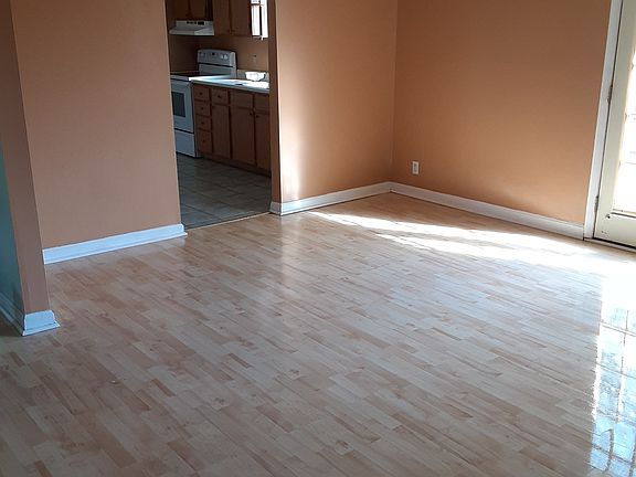 3rd image of 212 Maplewood Trce