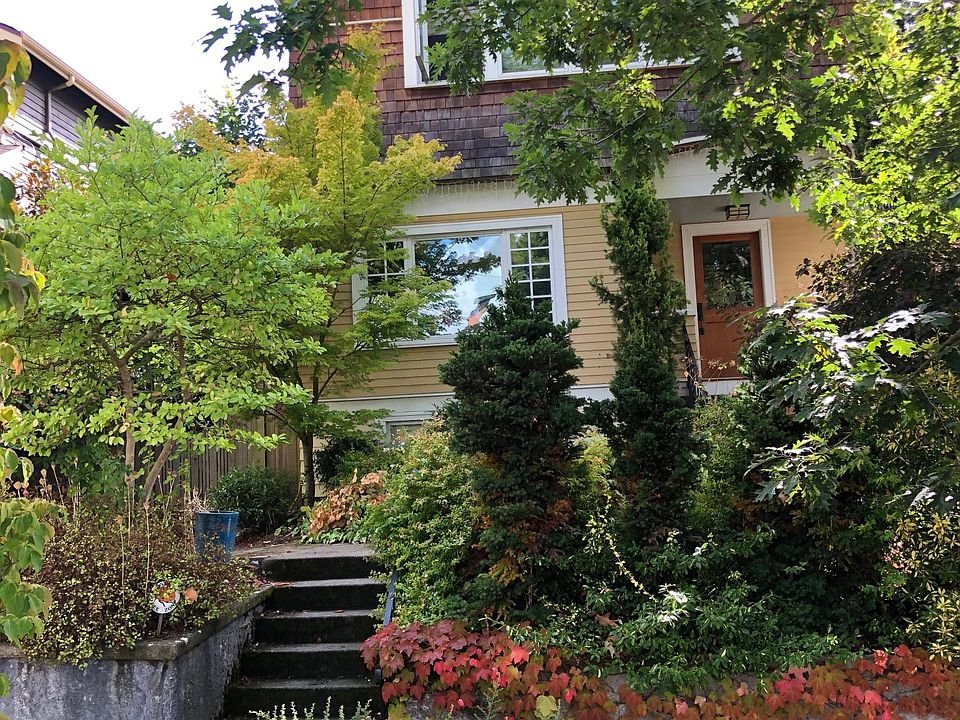 Off-street green seclusion in the heart of Tangletown. So close to everything but still feels remote. Close to freeway access, Greenlake, retail, restaurants, coffee, pubs, etc.