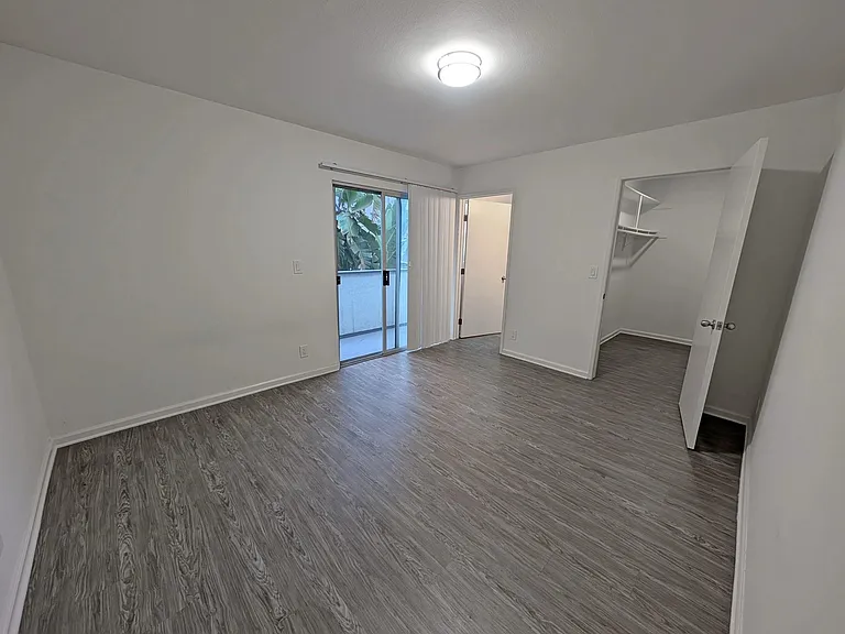 520 N Virgil Ave #8 — Photo 14