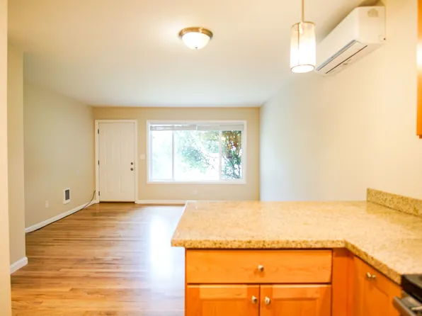Updated Vintage 2Bed Courtyard Flat w/ AC & DW by Mt. Tabor!, 932 SE 50th Ave, Portland, OR 97215