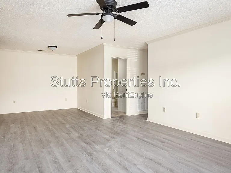Creekside Apartments — Photo 32