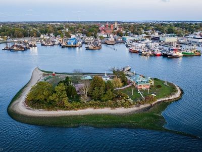 1 Crow Is, Fairhaven, MA, 02719