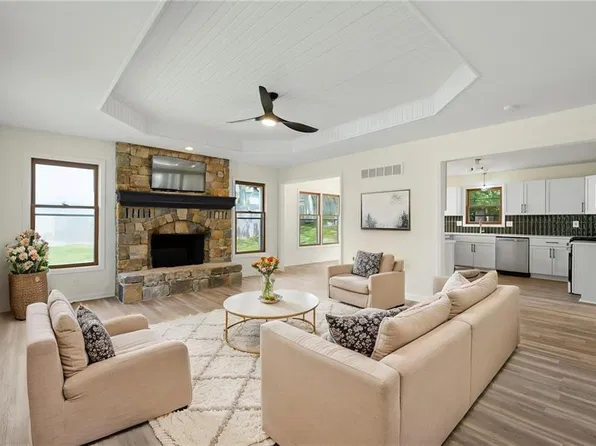 1636 NE Thames Dr, Lees Summit, MO 64086