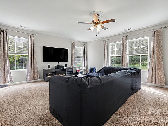 3rd image of 1038 Chalk Hill Ln