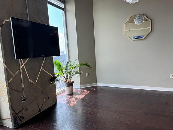 TV can turn in any direction, flexible layout