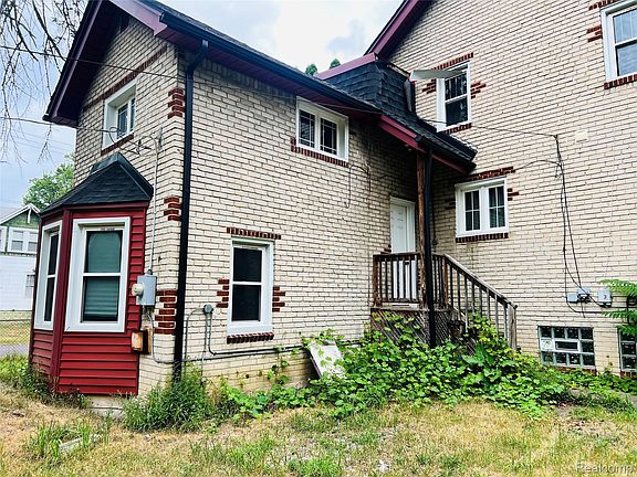 4th image of 18515 Salem St