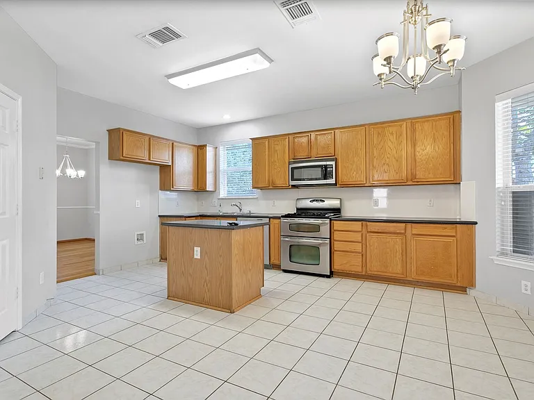3803 Farmington Dr — Photo 7