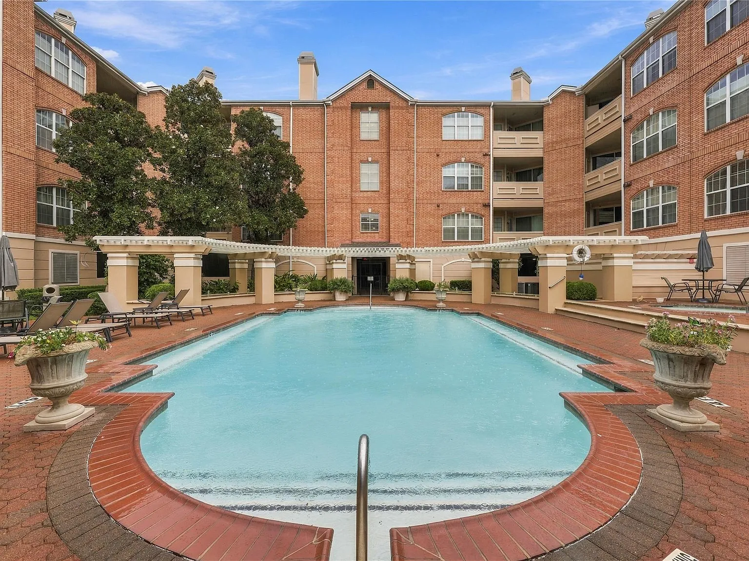 1 bed, 1.0 bath, 995 sqft, $2,000 — Photo 2
