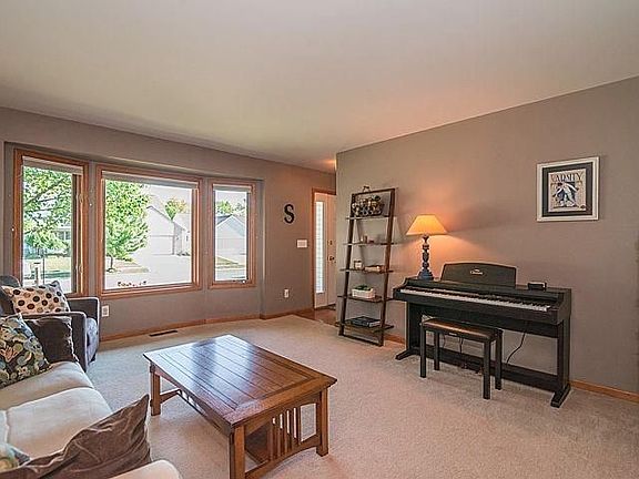 4th image of 490 Coventry Cres