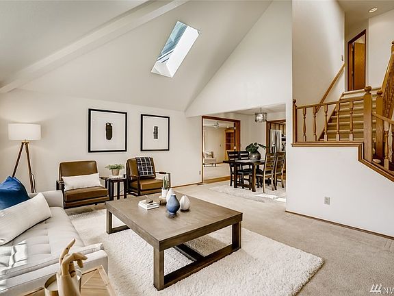 Wonderful flow as the large living room flows to the dining room and main floor Bonus room