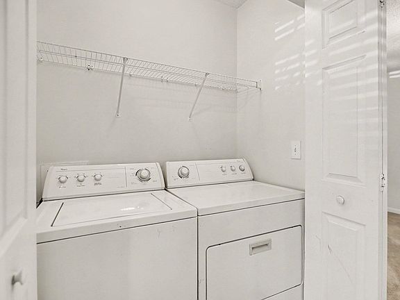 4th image of 1043 Penny Ln.