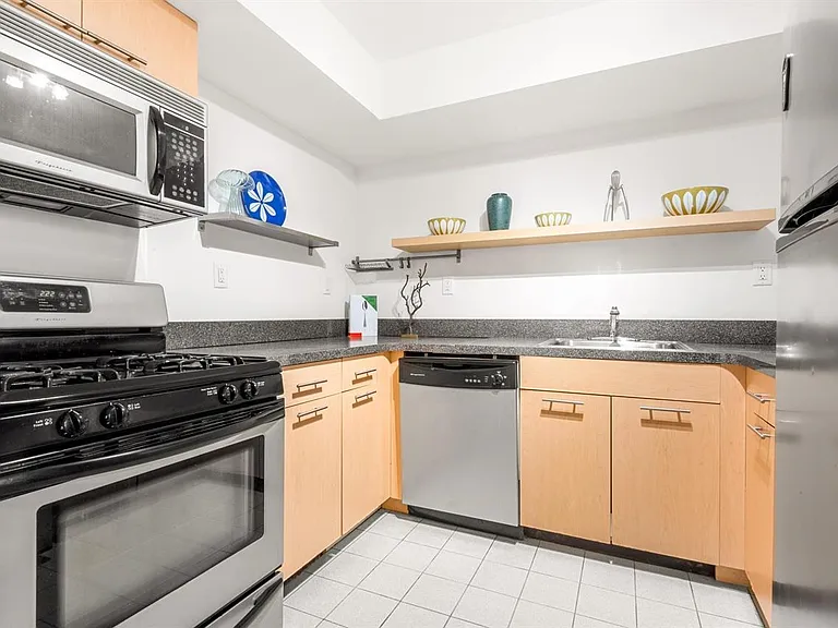 46 Irving St #2R — Photo 24