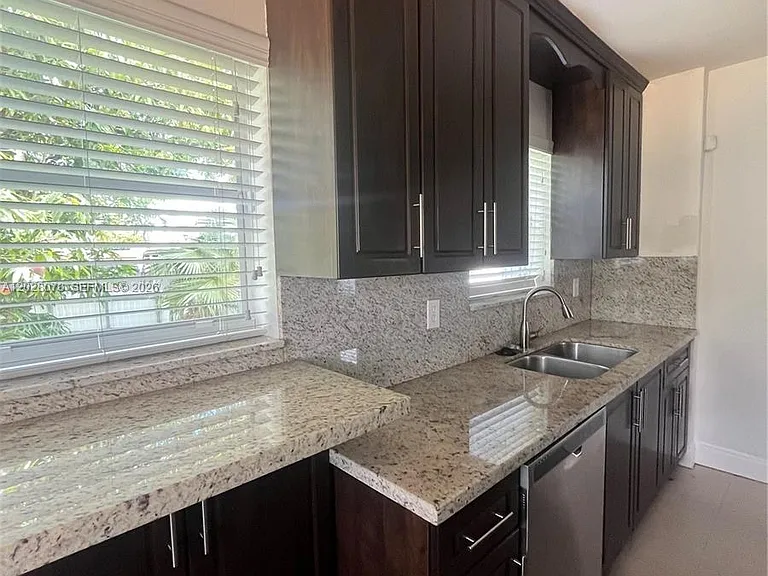 8370 SW 27th Ln — Photo 9