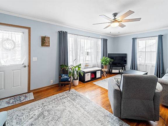 5th image of 709 S Carle St