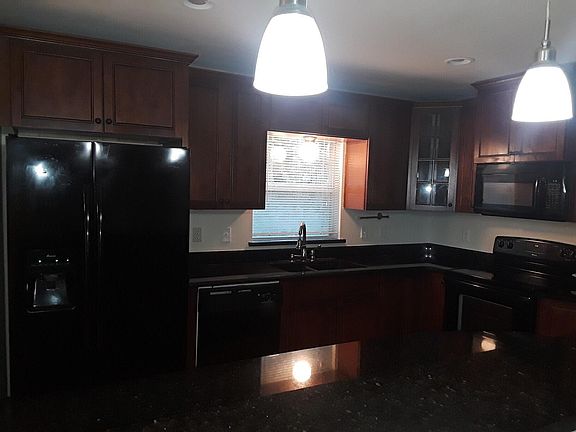 4th image of 460 Riverview Ave