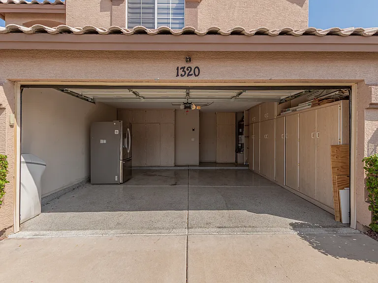 1320 E Charleston Ave — Photo 30