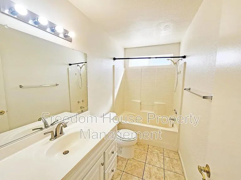 2341 E Calvada Blvd #2 — Photo 15