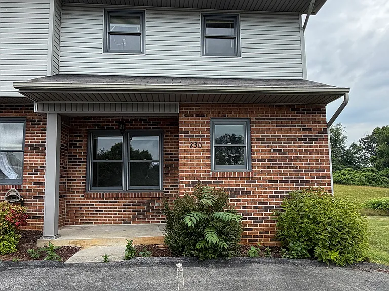 230 Oakcrest Cir #230 — Photo 1