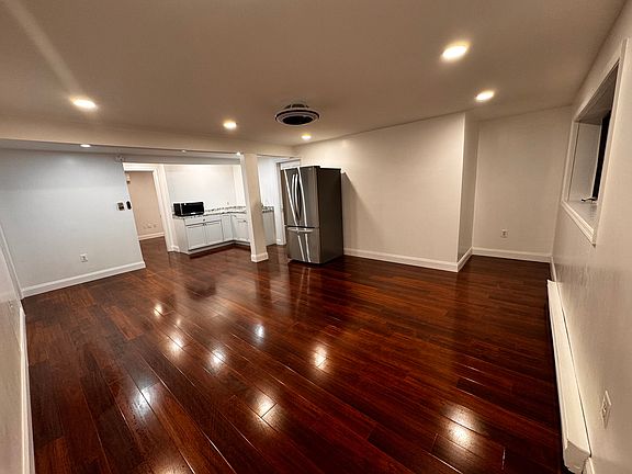 Living Space
nook by window for a reading corner or work station
fan
recess lighting
