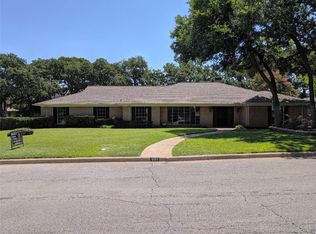 901 Oakmont Ln N, Fort Worth, TX 76112