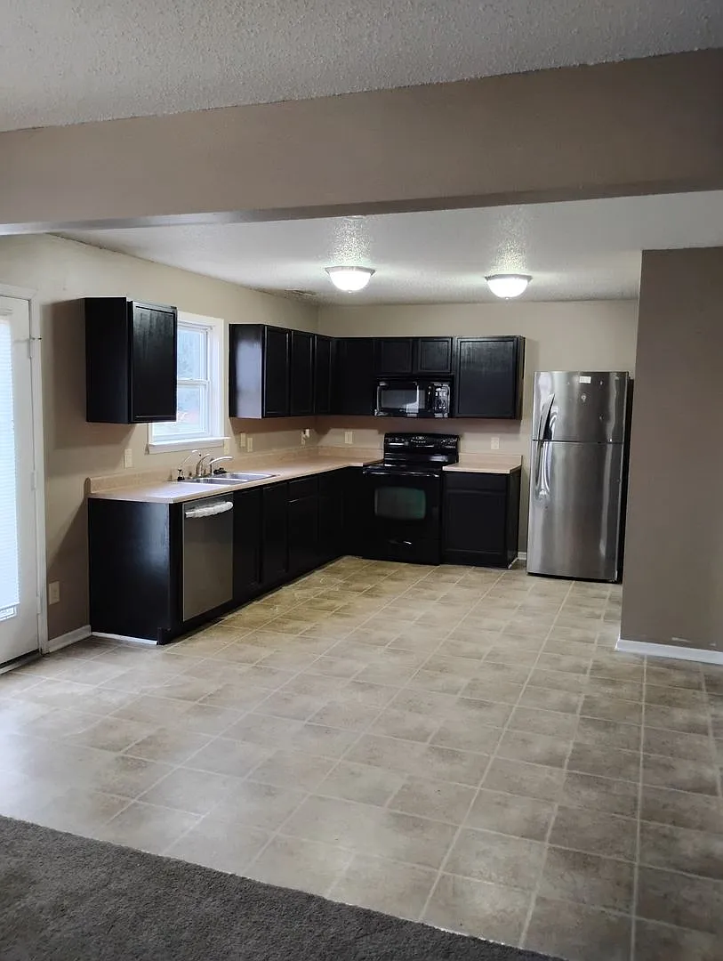 3 Bd 2.5 Ba Townhome with attached garage — Photo 2