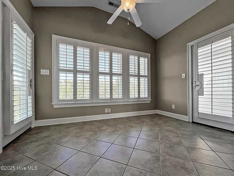 148 Wharf Landing Dr #F — Photo 6