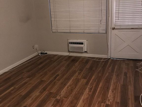 3rd image of 851 Wildrose Ave