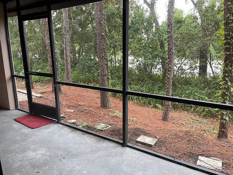screen lanai off dining