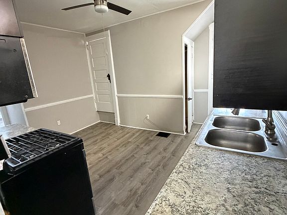 3rd image of 563 Montview Pl APT 1