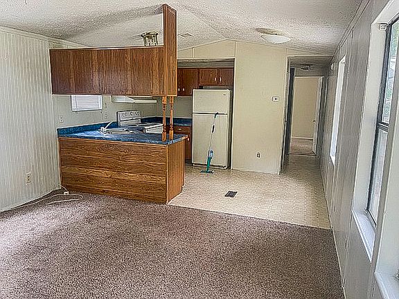 3rd image of 332 NW Park Dr