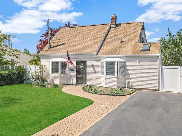 31 Old Farm Road, Levittown, NY 11756