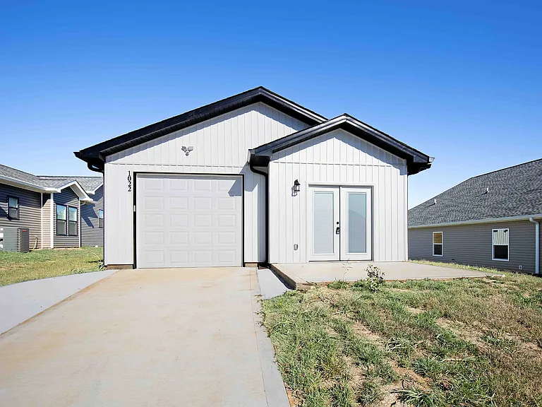 1022 Wentford Ave — Photo 1