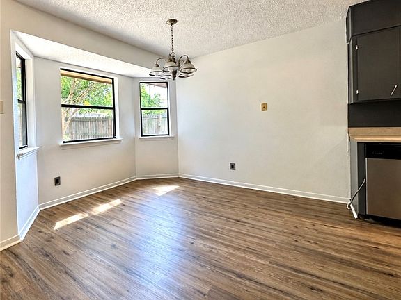 5th image of 904 Hackberry St