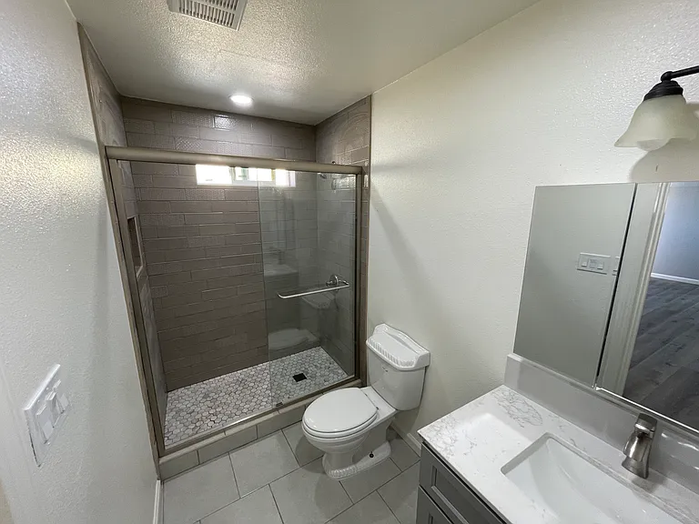 1119 Elgin St — Photo 11