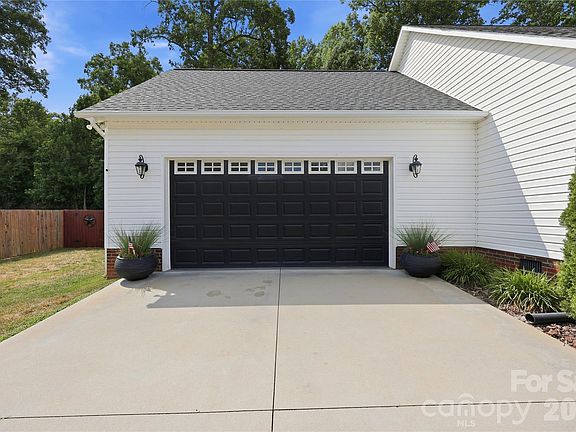 3rd image of 175 Rose Brier Ln