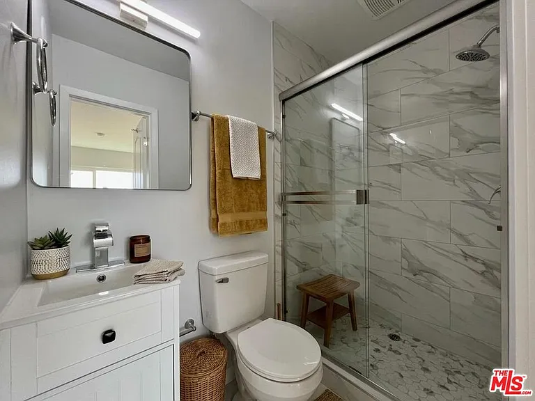 903 S Barrington Ave — Photo 7