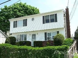 2 4th St, Garden City Park, NY 11040